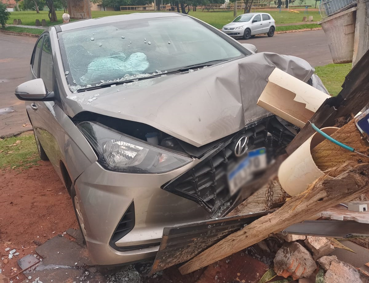 Dentro do carro havia garrafas de bebidas alcoólicas - Foto: Jornal da Nova